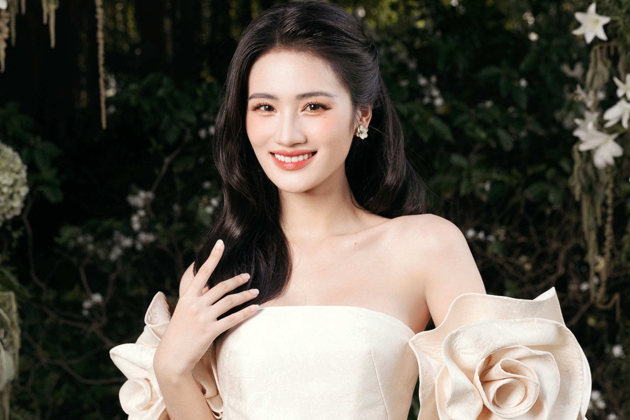 Vẻ đẹp và phong cách của Hoa hậu Ý Nhi